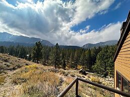 Inviting Mountain Retreat Steps From Ski Lifts!