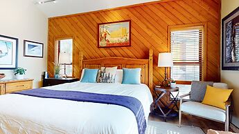 Inviting Mountain Retreat Steps From Ski Lifts!