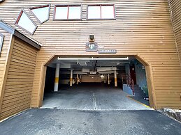 Inviting Mountain Retreat Steps From Ski Lifts!