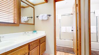 Inviting Mountain Retreat Steps From Ski Lifts!