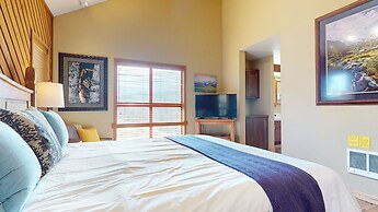 Inviting Mountain Retreat Steps From Ski Lifts!