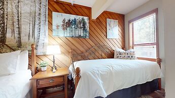 Inviting Mountain Retreat Steps From Ski Lifts!