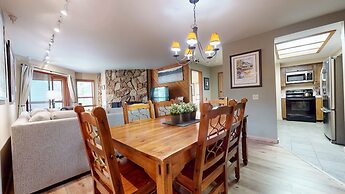 Inviting Mountain Retreat Steps From Ski Lifts!