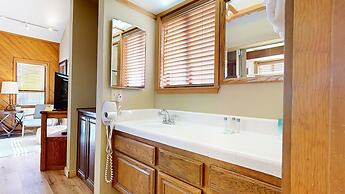 Inviting Mountain Retreat Steps From Ski Lifts!