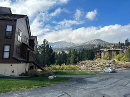 Inviting Mountain Retreat Steps From Ski Lifts!