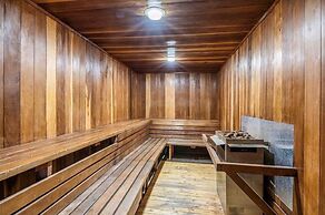 Inviting Mountain Retreat Steps From Ski Lifts!