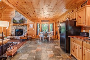 Gorgeous & Secluded 3 BDR Cabin in Mineral Bluff!