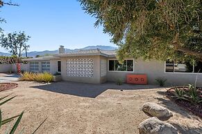 3 BDR Desert Oasis in the Heart of Palm Springs!