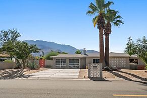 3 BDR Desert Oasis in the Heart of Palm Springs!