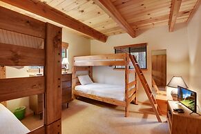 Lake Tahoe Treasure! Minutes From Beach & Skiing