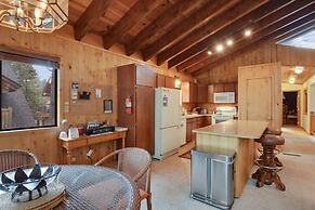 Lake Tahoe Treasure! Minutes From Beach & Skiing