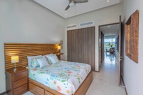 NEW Beachfront Marítima Condos 2 Pools