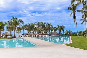 NEW Beachfront Marítima Condos 2 Pools