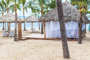 NEW Beachfront Marítima Condos 2 Pools