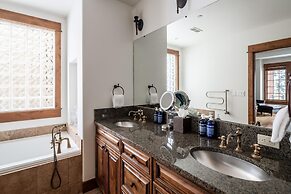 Luxury Suite 6a 3 Bedroom Condo by Moonlight Basin Lodging
