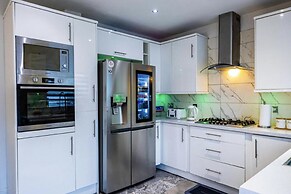 3 Bed House - Sleeps 6 With Free Parking