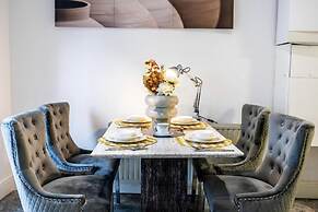 3 Bed House - Sleeps 6 With Free Parking