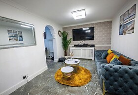 3 Bed House - Sleeps 6 With Free Parking