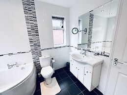 Inviting 3-bed House in Nottingham Central