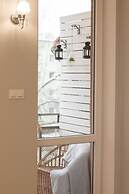 Sky Blue Apartment Waszyngton by Renters