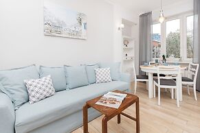 Sky Blue Apartment Waszyngton by Renters