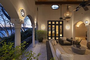 Arcos Del Mar Beachfront