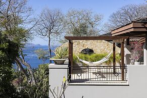 Arcos Del Mar Beachfront