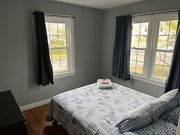 Tri - Level Residential Home; Pet Friendly, Wifi, Off Street Parking 4