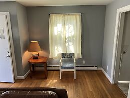 Tri - Level Residential Home; Pet Friendly, Wifi, Off Street Parking 4