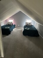 Tri - Level Residential Home; Pet Friendly, Wifi, Off Street Parking 4