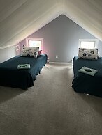 Tri - Level Residential Home; Pet Friendly, Wifi, Off Street Parking 4