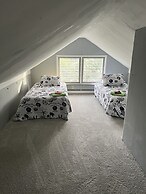 Tri - Level Residential Home; Pet Friendly, Wifi, Off Street Parking 4