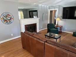 Tri - Level Residential Home; Pet Friendly, Wifi, Off Street Parking 4