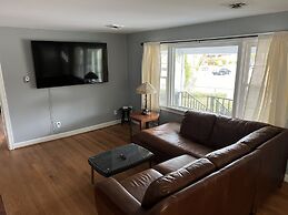 Tri - Level Residential Home; Pet Friendly, Wifi, Off Street Parking 4
