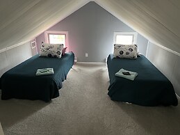 Tri - Level Residential Home; Pet Friendly, Wifi, Off Street Parking 4