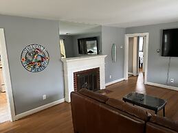 Tri - Level Residential Home; Pet Friendly, Wifi, Off Street Parking 4