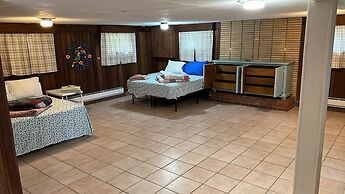 Tri - Level Residential Home; Pet Friendly, Wifi, Off Street Parking 4