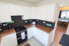 Impeccable 4-bed House in Cheltenham