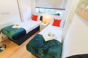 Impeccable 4-bed House in Cheltenham