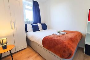 Impeccable 4-bed House in Cheltenham