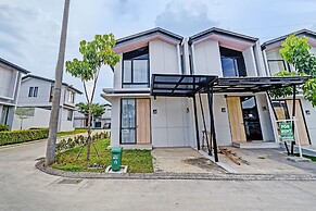 OYO Life 92719 Rolling Hills Residence Karawang