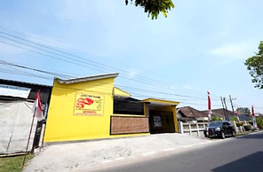 OYO Life 92920 Rumah Kost Azca