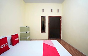OYO Life 92920 Rumah Kost Azca