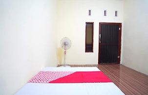 OYO Life 92920 Rumah Kost Azca