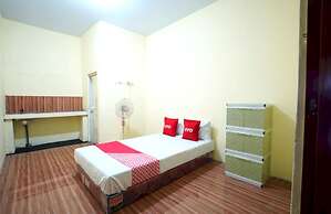 OYO Life 92920 Rumah Kost Azca