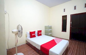 OYO Life 92920 Rumah Kost Azca