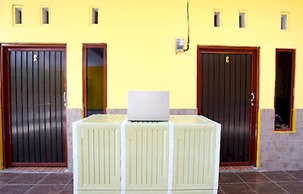 OYO Life 92920 Rumah Kost Azca