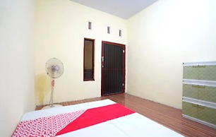 OYO Life 92920 Rumah Kost Azca