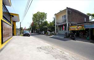 OYO Life 92920 Rumah Kost Azca