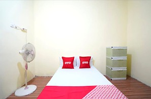 OYO Life 92920 Rumah Kost Azca